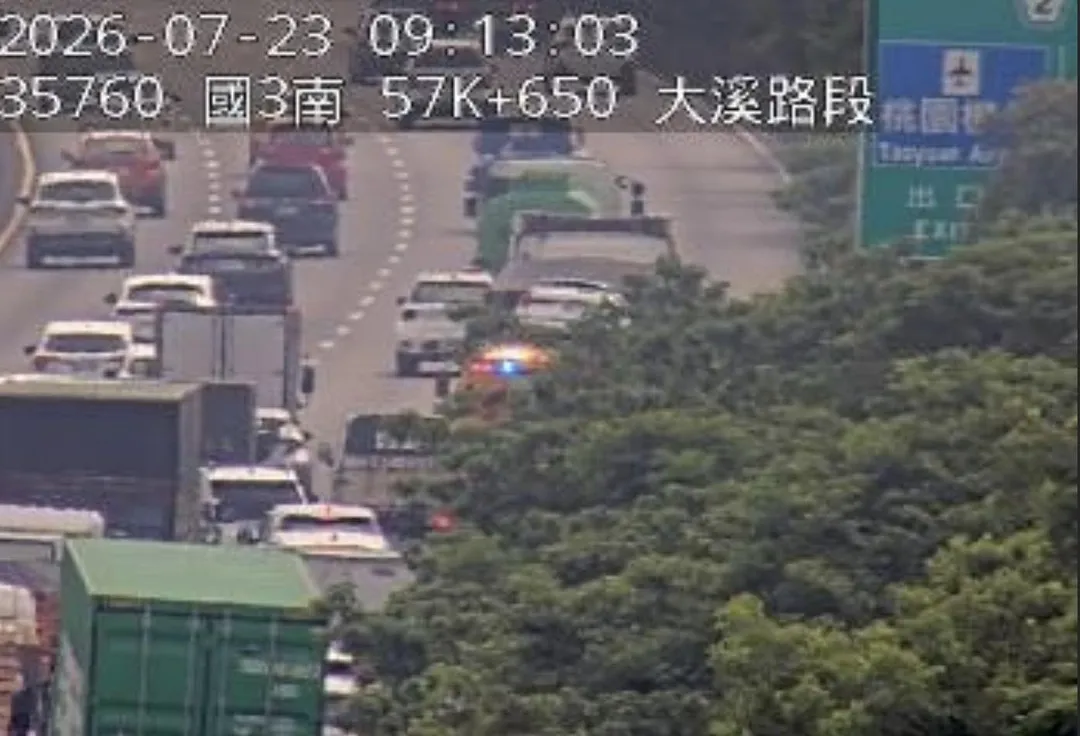 國道3號北向57公里處發生4車連環撞事故，3輛車遭擠壓堆疊變形，警方與消防隊已到場救援。（圖／國道1968）