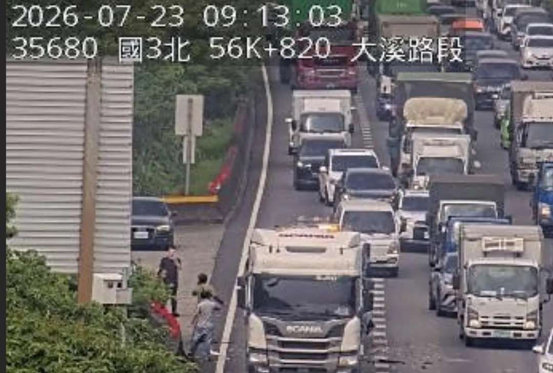 國道3號重大車禍，多車撞擊堆疊變形。（圖／台南道路救援張家班群友提供）