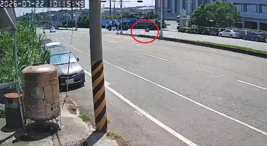 44歲吳姓機車騎士直行與曳引車發生碰撞。（圖／翻攝畫面）