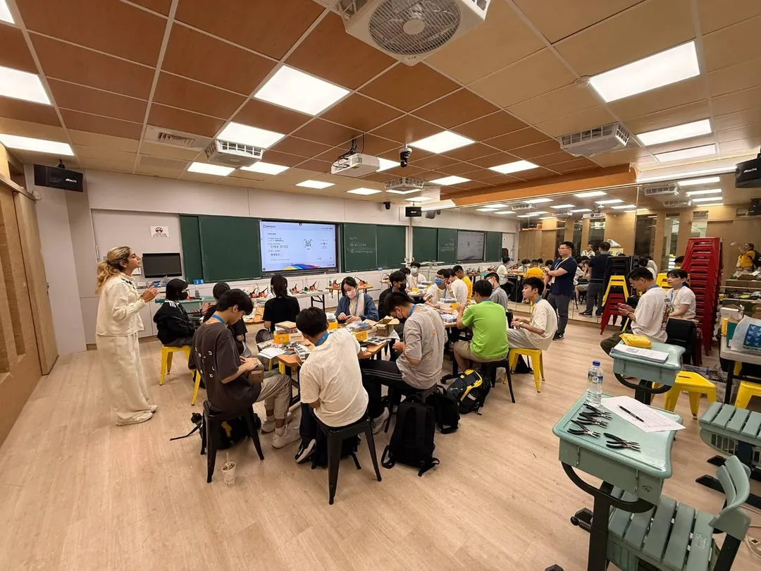在科技專題營課程中,學生無需出國,就能親手操作國際頂尖的實驗儀器。(圖/薇閣中學提供)