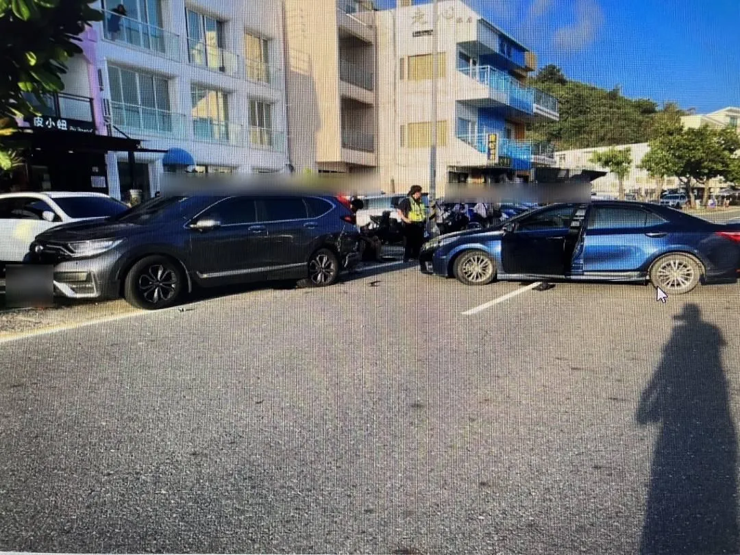 陳男開車撞上另輛轎車,造成3人受傷。(圖/民眾提供)