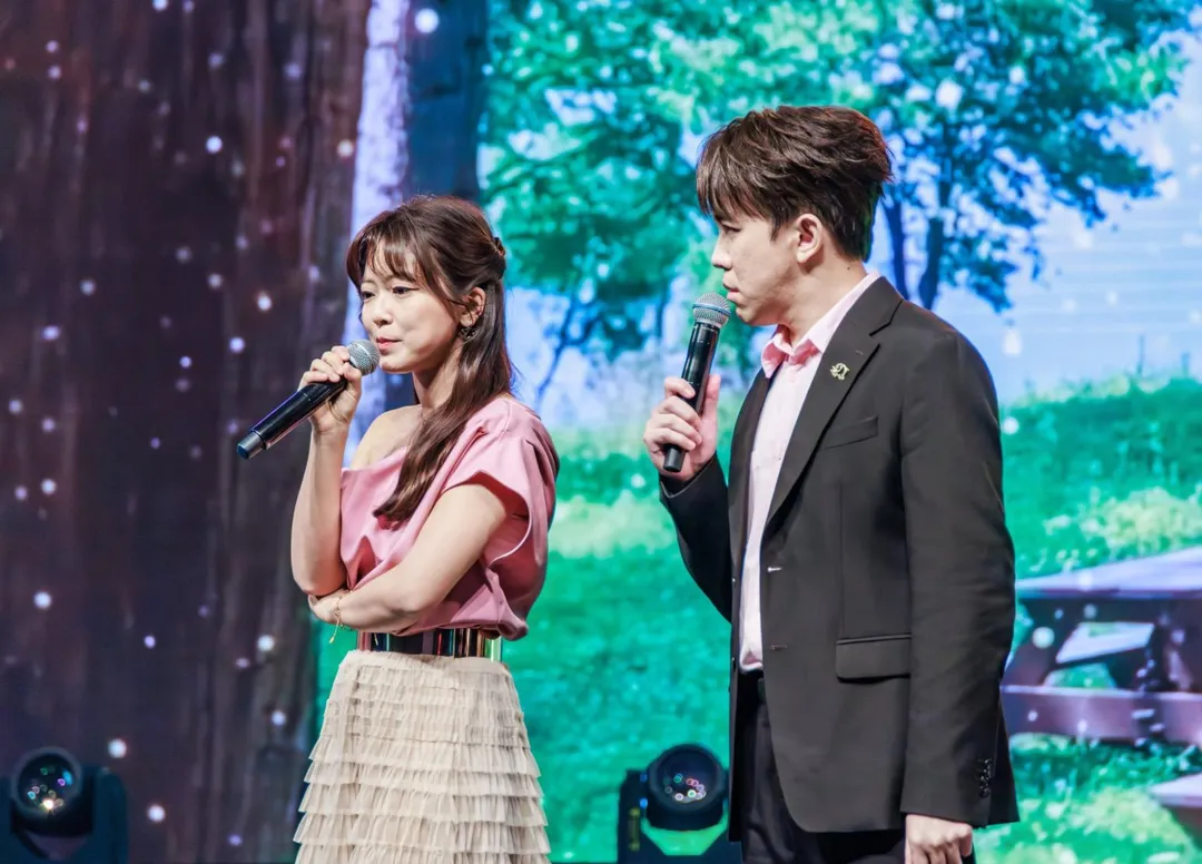 翁鈺鈞（左）一改溫柔形象，在《綜藝一級棒》歌中劇演壞女人。（圖／中視提供）