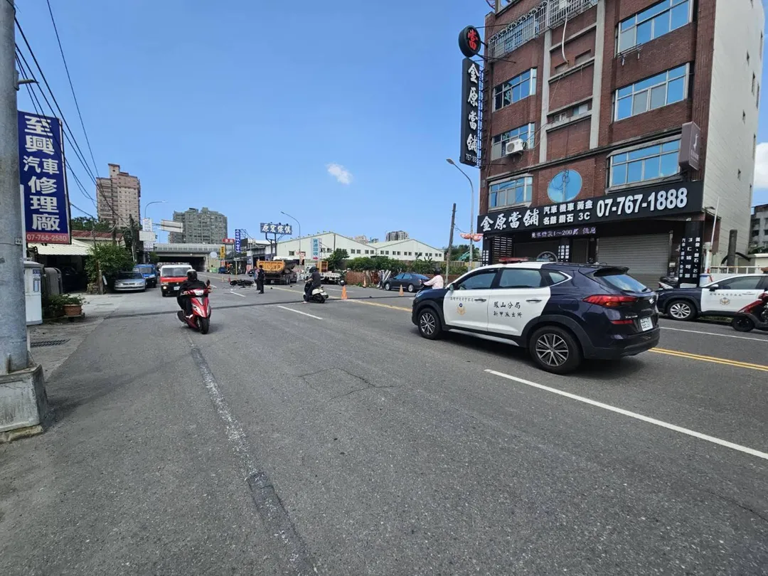 56歲許男駕駛砂石車違規跨越分向限制線左轉，撞上36歲黃男騎乘的大型重機，警方獲報到場處理。（圖／警方提供）