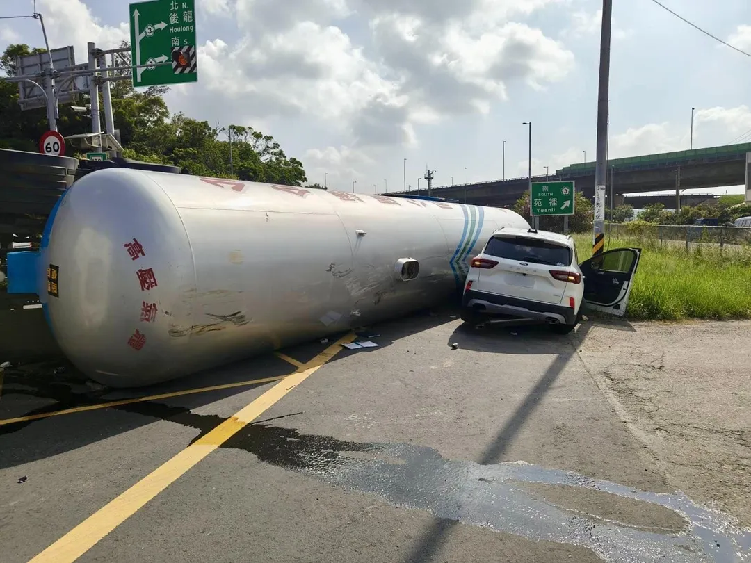 國道3號通霄交流道23日上午發生嚴重車禍，51歲柯男駕駛瓦斯槽車失控翻覆，波及另一輛休旅車。（圖／警方提供）