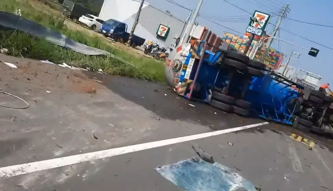 國3通霄交流道23日上午51歲柯男駕駛瓦斯槽車失控翻覆，波及另一輛休旅車，現場一片狼藉。（圖／中天新聞）