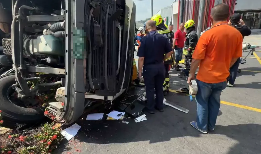 警消人員獲報趕抵通霄交流道車禍現場，動用破壞器材花費約1小時，成功將受困的51歲瓦斯槽車駕駛救出送醫。（圖／中天新聞）