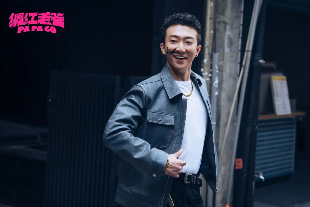 張懷秋憑藉主持人出身的臨場反應，貢獻不少即興橋段。（圖／曼尼娛樂 提供）