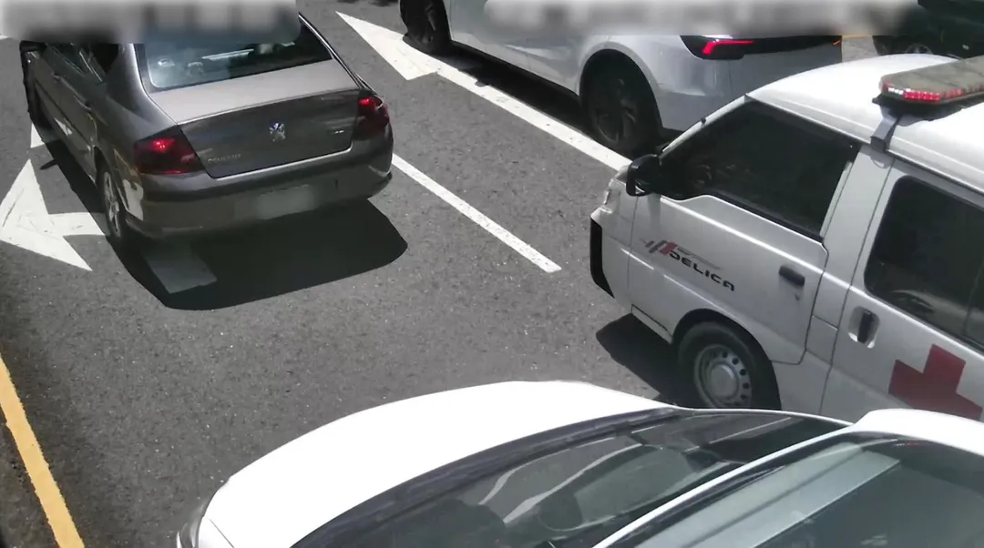 有網友反映，新生兒送醫途中遇自小客車未避讓救護車。（圖／翻攝畫面）