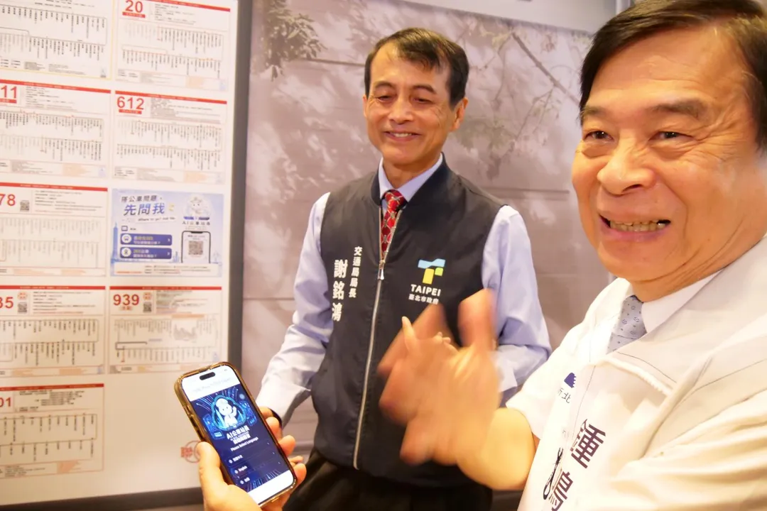 民眾只要拿起手機掃描站牌或候車亭上的QR Code，就能直接與AI公車站長「聊天」。（圖／新北市政府）