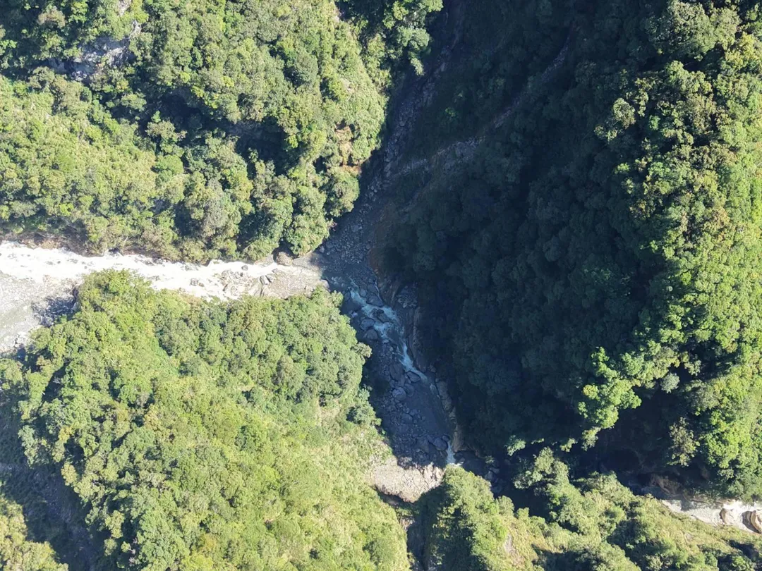 花蓮萬里溪堰塞湖維持滿水位與晴天溢流，水位約1090.5公尺、蓄水600萬噸。（圖／林保署花蓮分署提供）