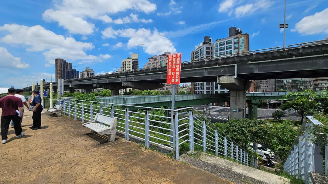 堤頂樓梯維修通道禁止通行。（圖／新北市政府提供）