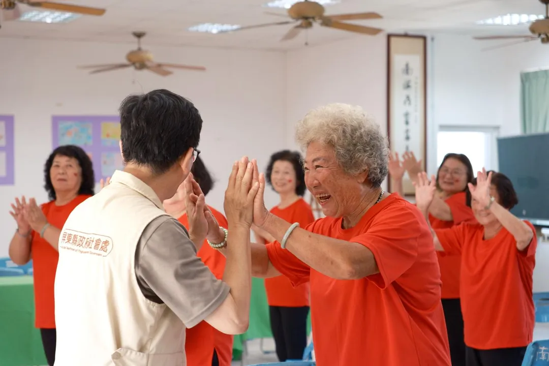 設籍屏東縣滿1年，年滿65歲以上長者（含55歲以上原住民），且綜合所得稅率在5%（含）以下者。補助金額每人每月最高826元。(圖/屏東縣政府)