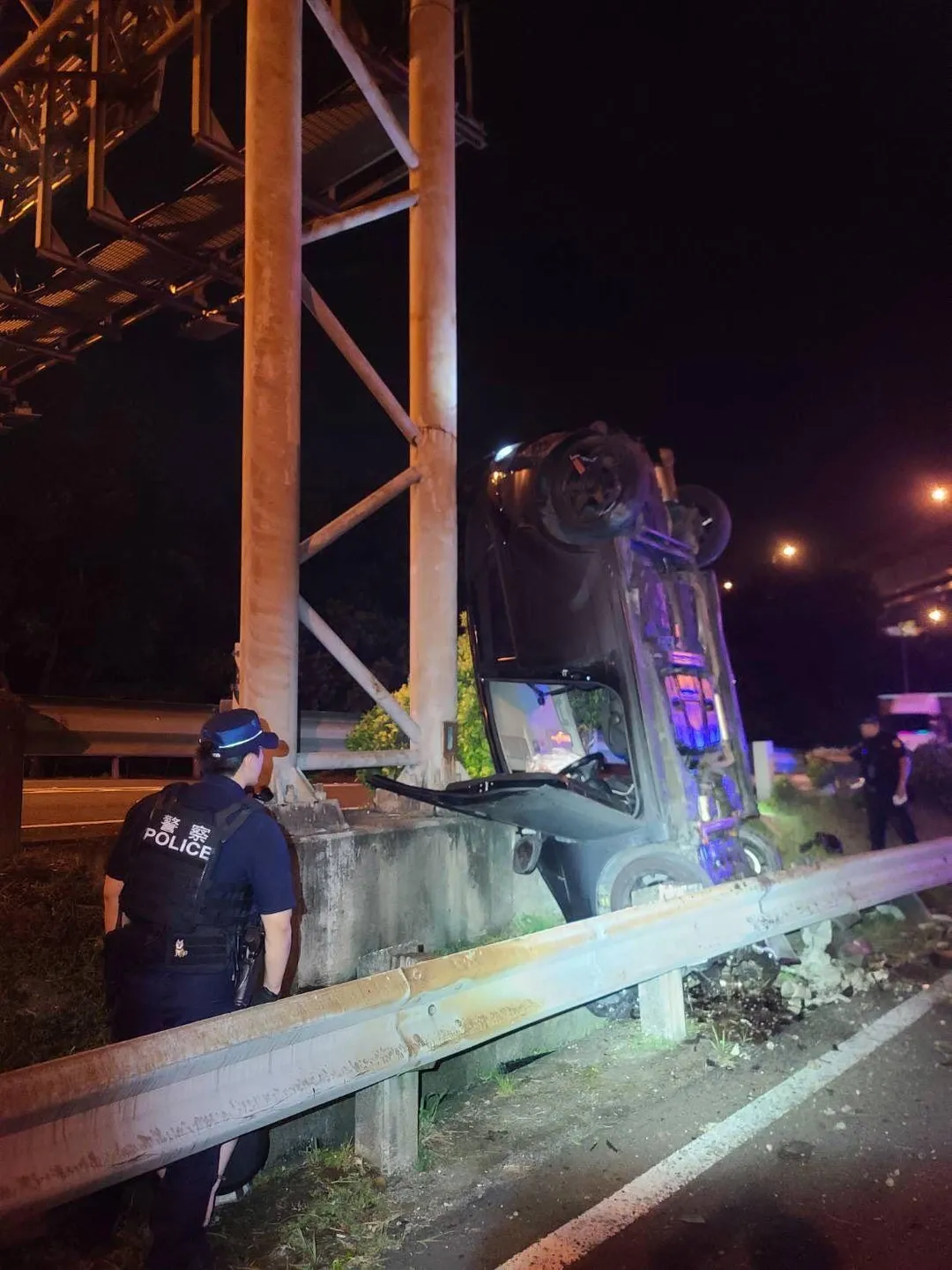 30歲黃女毒駕拒檢逃逸，在國道1號匝道失控衝撞護欄，連人帶車宛如「立筊」般插在分隔島動彈不得。（圖／桃園市保安警察大隊提供）