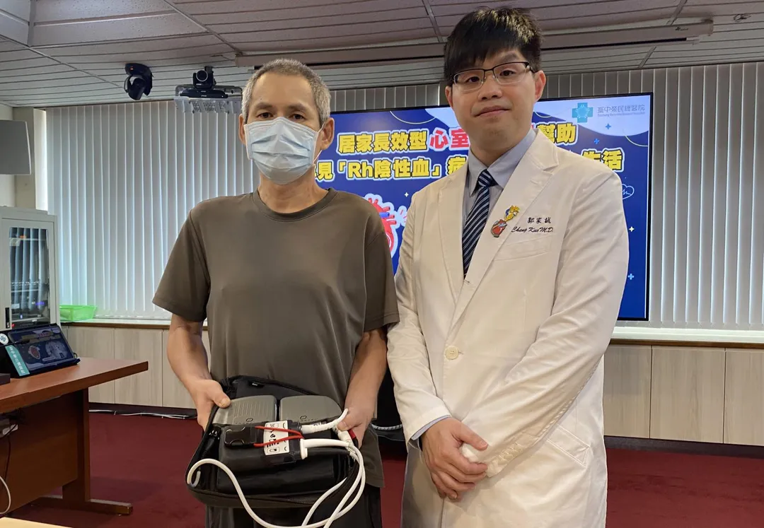 黃先生（左）置放居家長效型心室輔助器，透過皮膚穿出的電線連結外部電池和控制器，供應全身血液循環。（圖／臺中榮總）