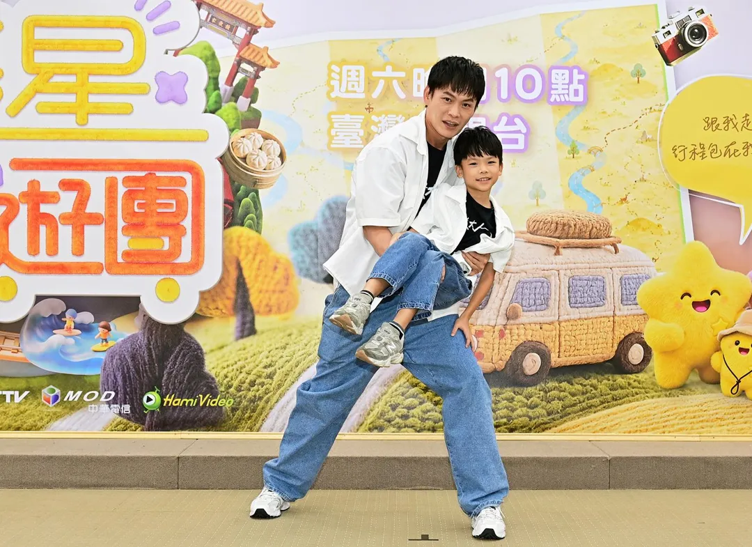 黃鐙輝與兒子阿寶23日出席旅遊實境節目《雙星家遊團》首映記者會。（圖／台視提供）