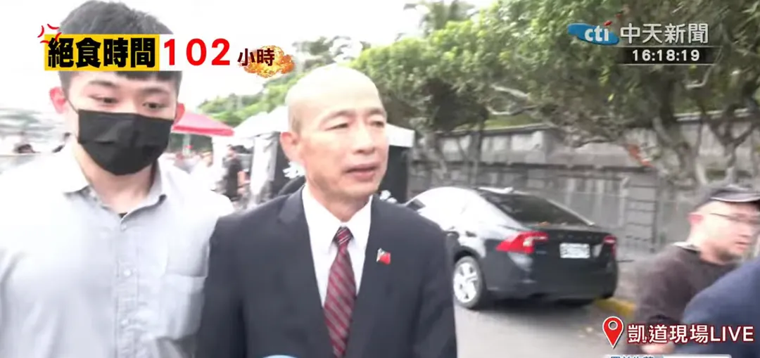 韓國瑜離去時神色凝重。（圖／中天新聞）