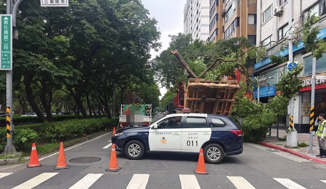 警方封閉車道迅速排除事故現場。（圖／翻攝畫面）