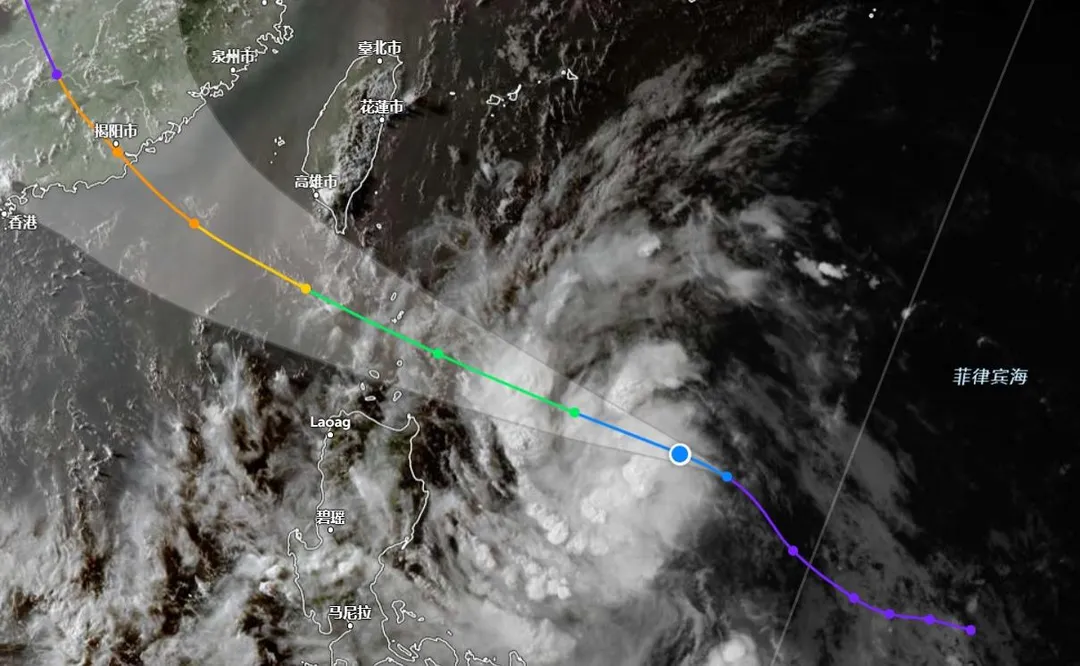 準紅霞颱風暴風圈將於明（24）日深夜前後掠過恆春半島近海 100 公里範圍內。（圖／翻攝自zoom.earth）