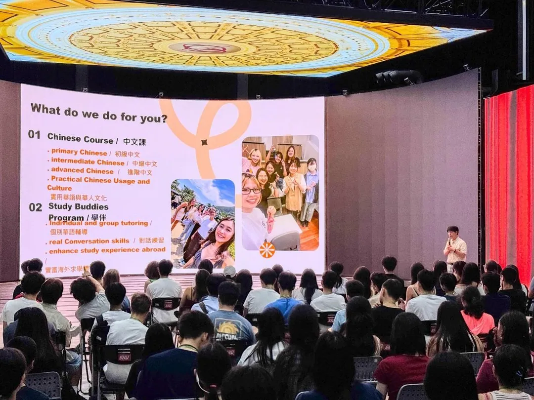 學員認識華語課程、學伴制度及書法、節慶文化等內容，感受世新大學結合語言學習與文化體驗的教學特色。（圖／世新大學提供）
