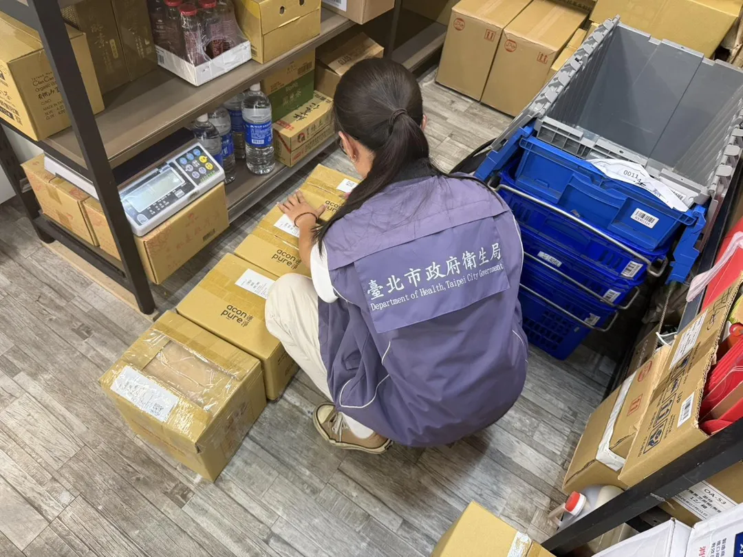 北市衛生局已預防性下架其他苦茶油系列共729瓶商品。(圖/台北市衛生局提供)