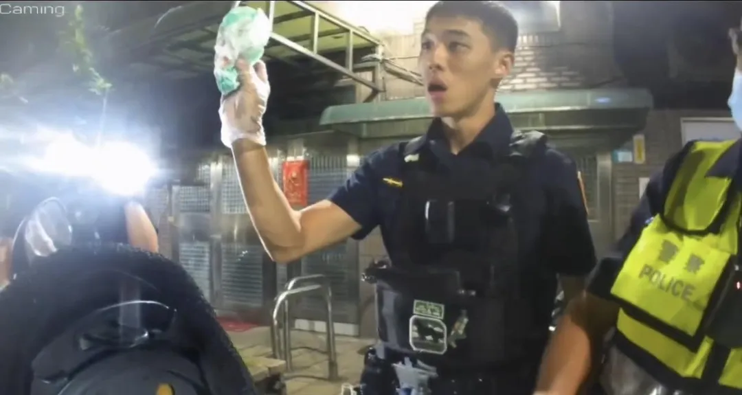 警方在騎士車廂內搜出毒品。（圖／翻攝畫面）