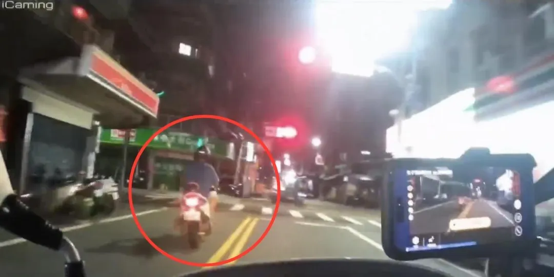 騎士毒駕拒檢一路狂飆違規。（圖／翻攝畫面）