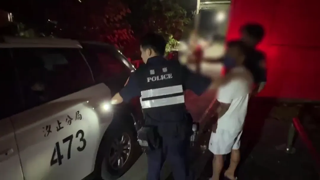 許男被帶上警車。（圖／警方提供）