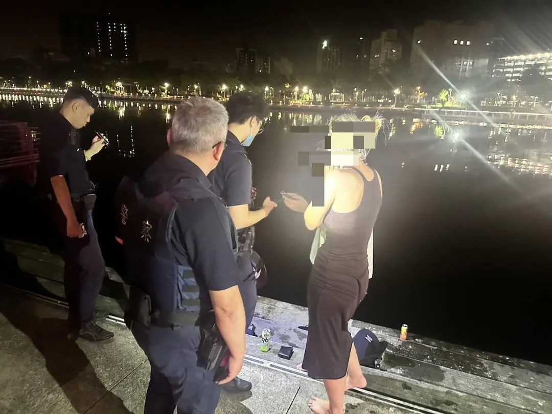 該名外籍生被警消帶上岸。（圖／警方提供）
