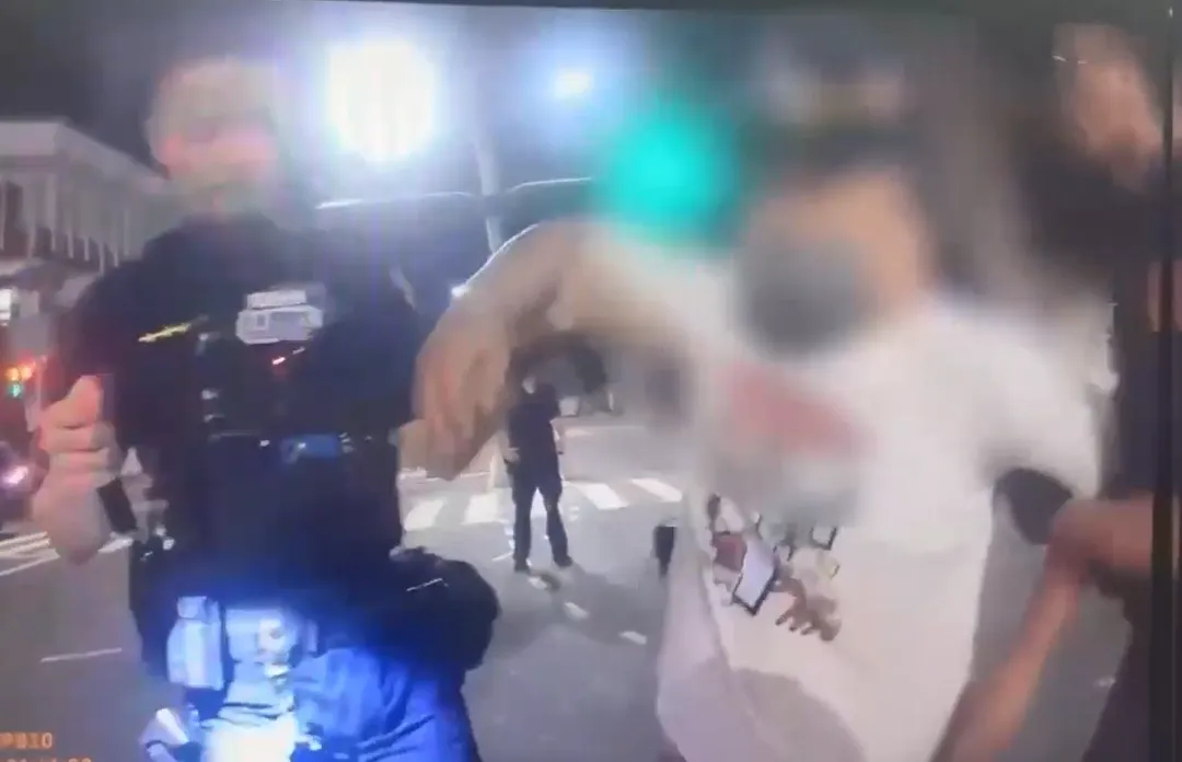 岡山警對坐在路口的男子實施保護管束。（圖／警方提供）