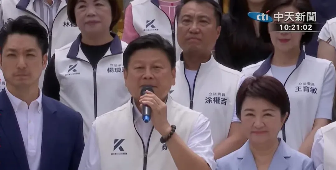 國民黨立院黨團今天（24日）召開「沒有真相不准上架！毒油害台、院長下台！」記者會。（圖/中天新聞）