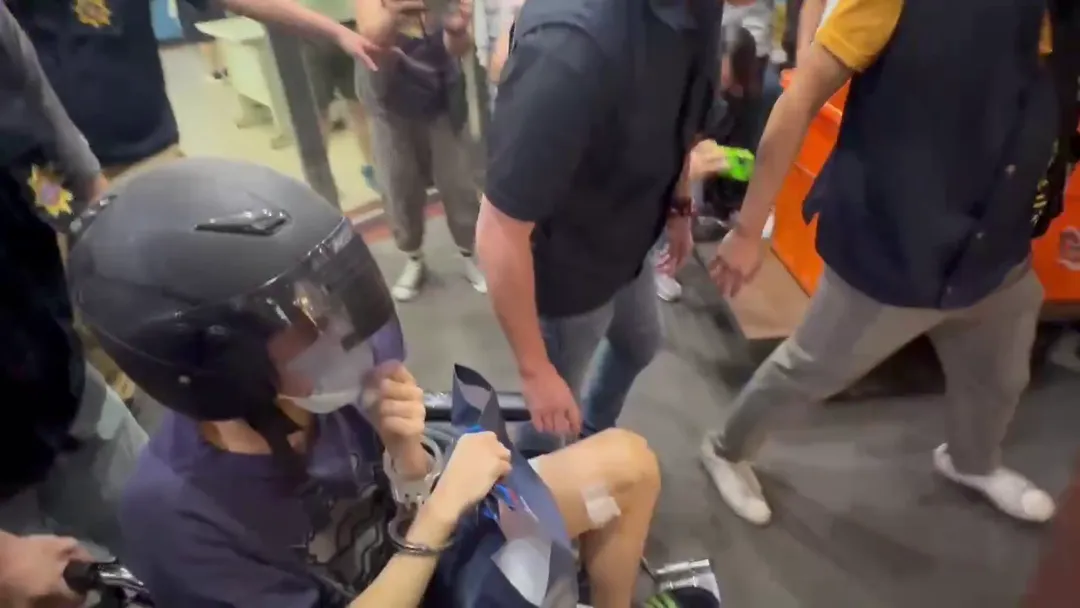 林男24日上午出院後,在10名警力戒護下坐輪椅被帶上車移送新竹地檢署。(圖/中天新聞)