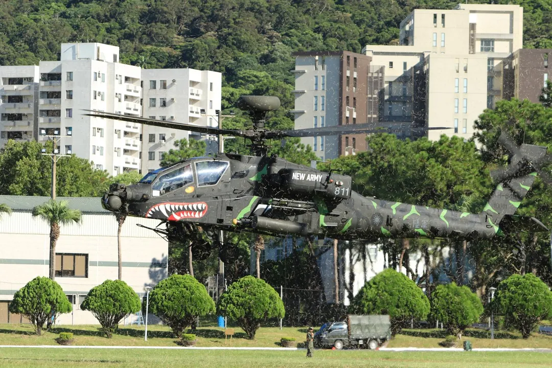 陸航第601旅的AH-64E攻擊直升機彩繪機首度降落北投復興崗。(圖/宋玉寧攝)