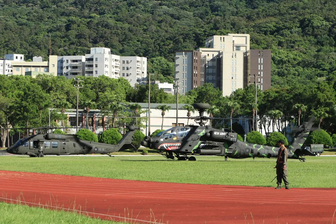 陸航AH-64E、UH-60M直升機首度在國防大學政戰學院校區公開展示。(圖/宋玉寧攝)