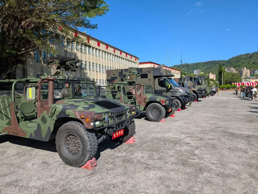 靜態裝備展示包括海軍陸戰隊的悍馬車，以及陸軍的野戰救護車、陸射劍二防空飛彈車等。(圖/宋玉寧攝)