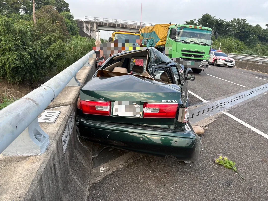 員警獲報到場處理事故，拖吊車協助排除故障車輛。（圖／警方提供）
