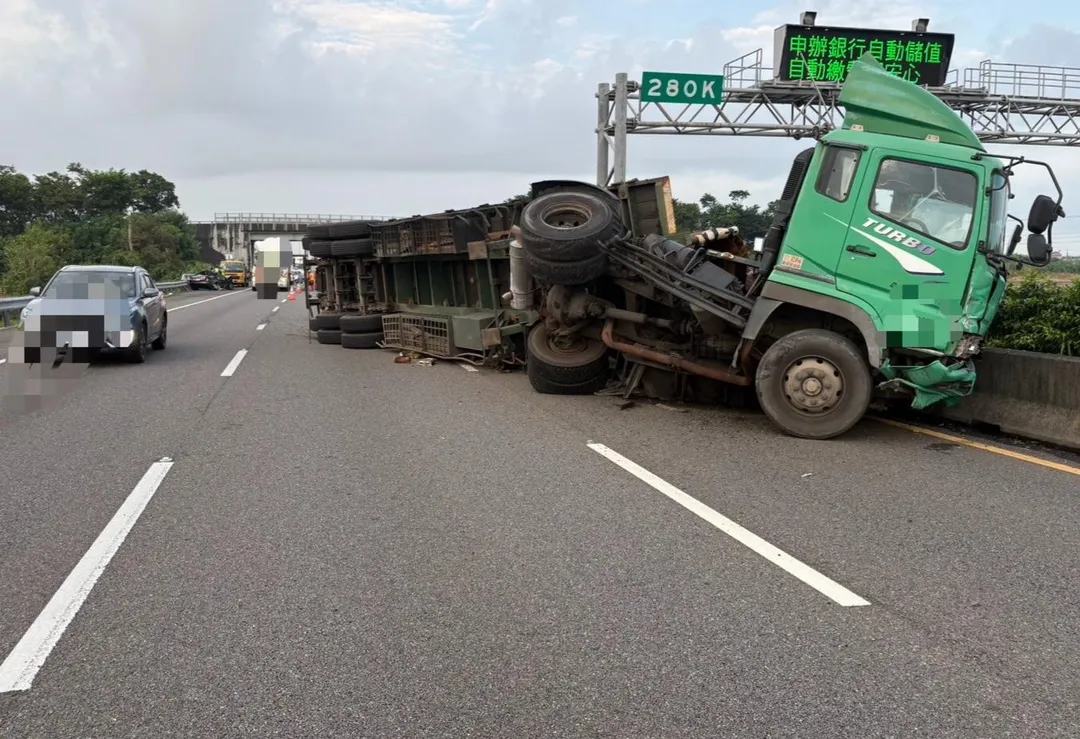 康姓女駕駛自撞外側護欄，再遭到聯結車撞擊。（圖／警方提供）