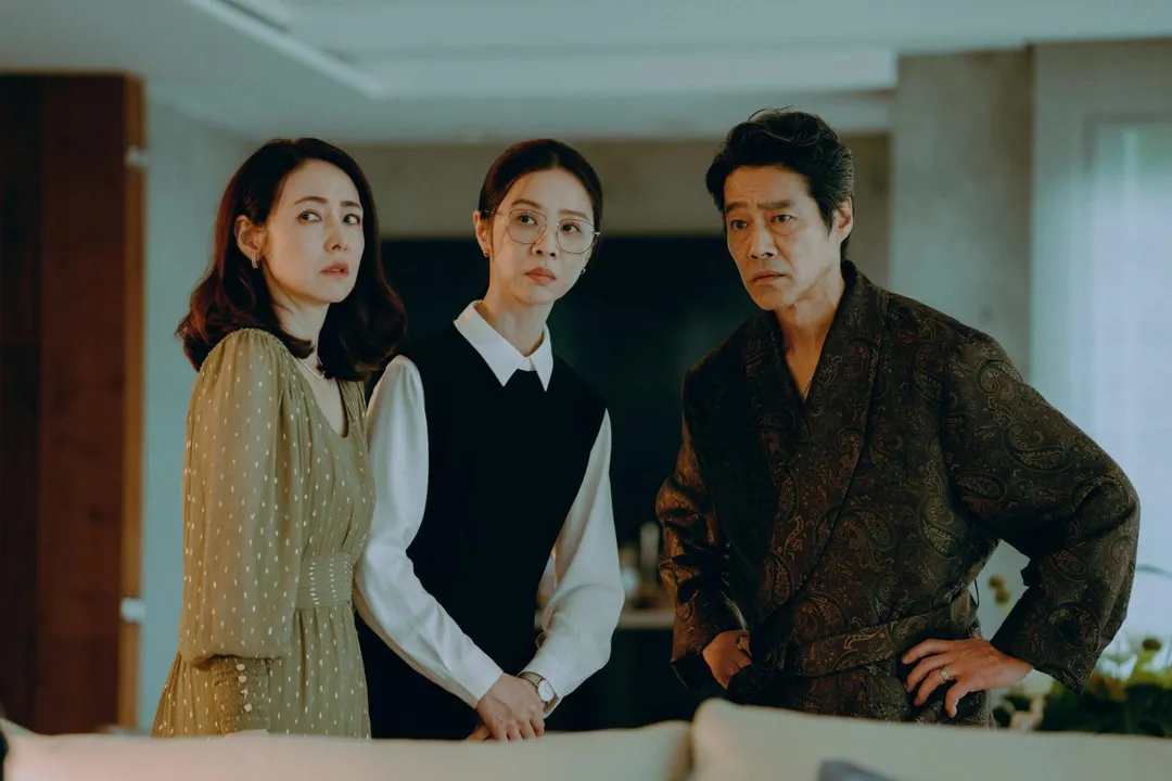 《狂忘警探》集結《在車上》霧島麗香（左），以及金馬影后謝盈萱（中）等實力派演員。（圖／一條龍虎豹國際娛樂有限公司 提供）