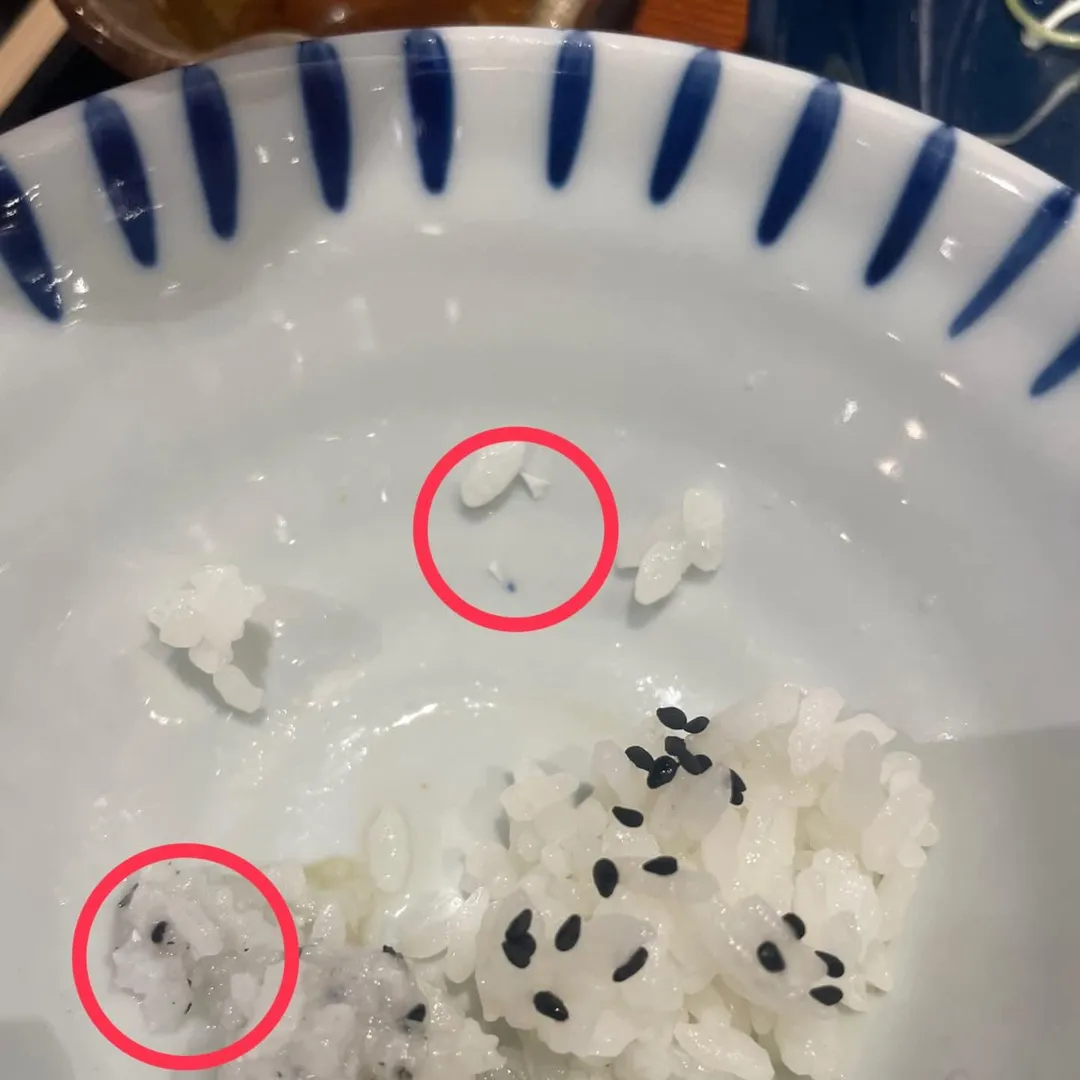 消費者控訴到大戶屋吃飯,怎料卻在白飯內咬到陶瓷碎片。(圖/threads網友授權提供)