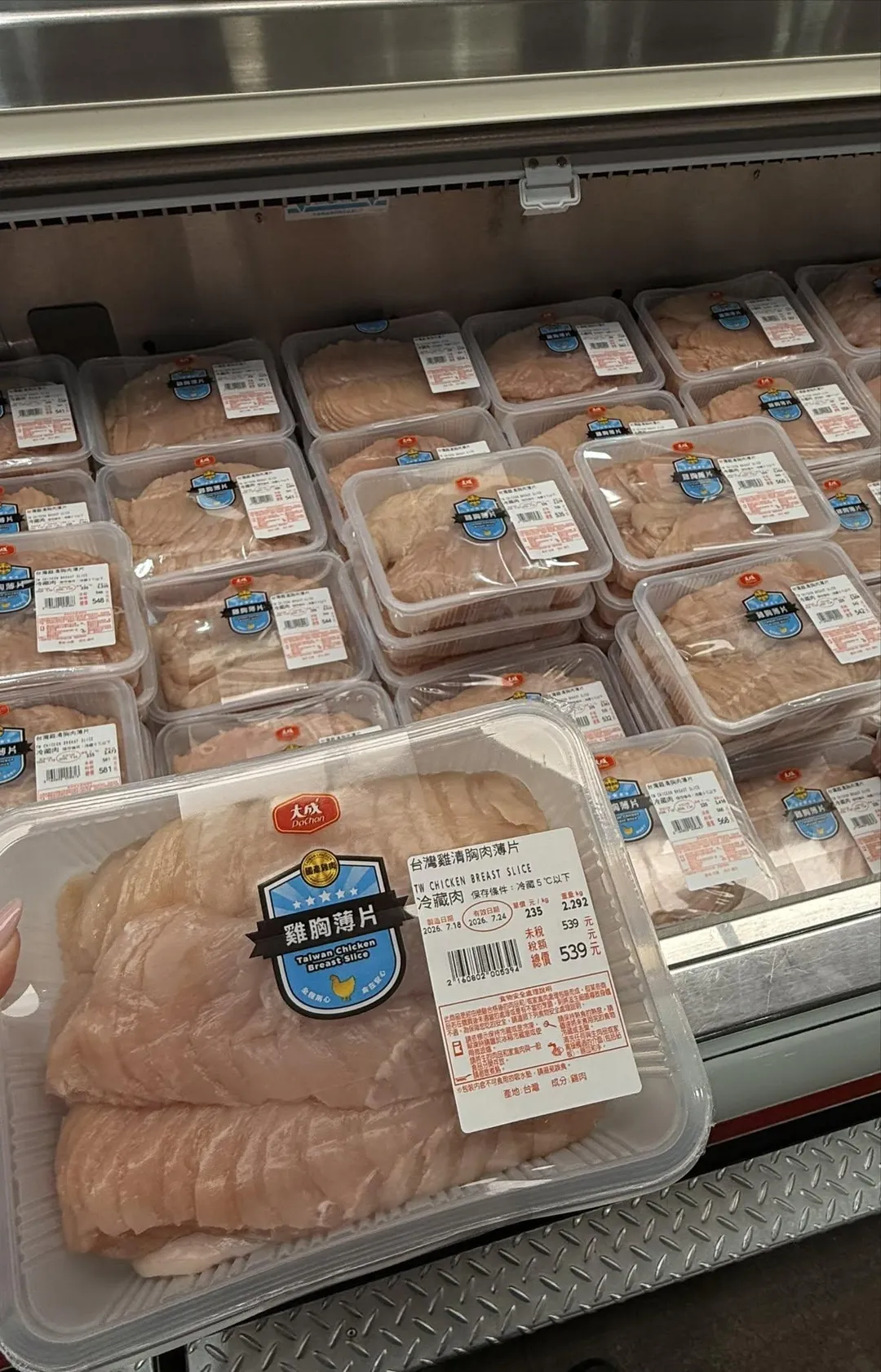 露營食材如菲力牛排、羊小排、切片雞胸肉等也都能買到。圖/臉書社團「Costco好市多 商品經驗老實說」