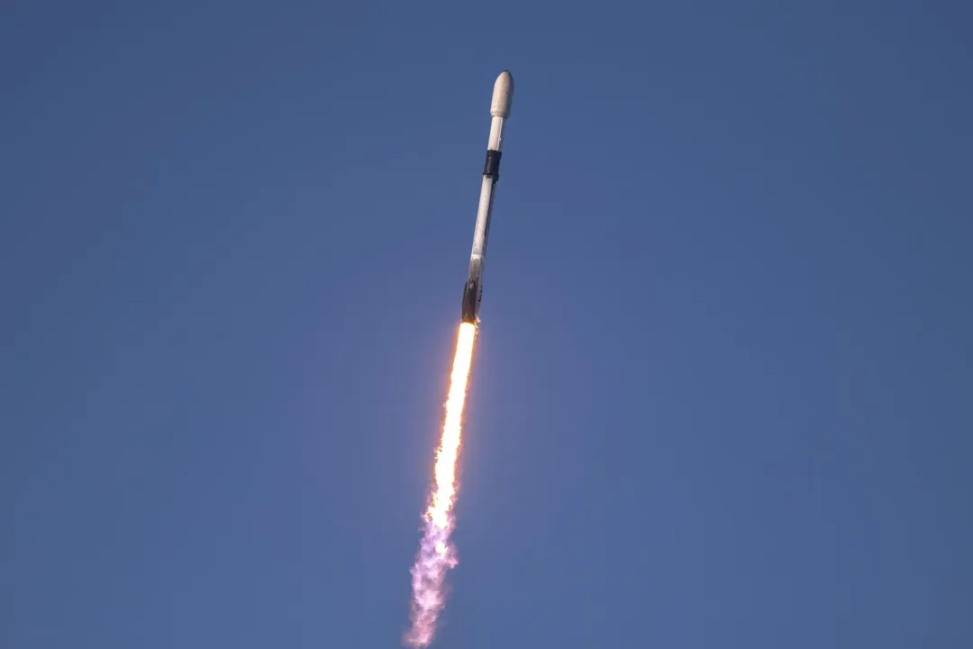 由SpaceX公司研發的Falcon 9火箭發射。(圖/美軍太空司令部)