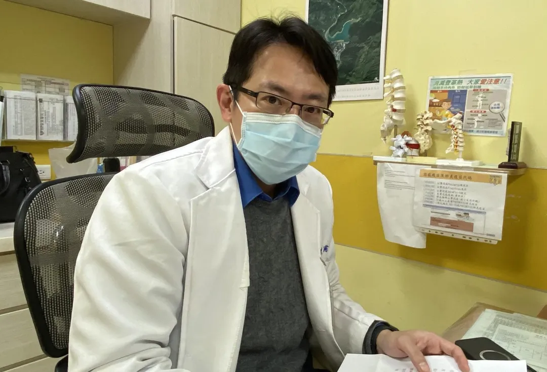 員榮醫療體系員榮醫院骨科主任陳建甫醫師，解說微創「斜位腰椎椎間融合術」手術。（圖／員榮醫院）