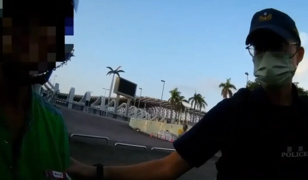 員警在高雄世運前發現一部號牌註銷的普通重型機車，確認其為毒品通緝犯後當場將其逮捕，詢後依法解送橋頭地檢署歸案。（圖／警方提供）