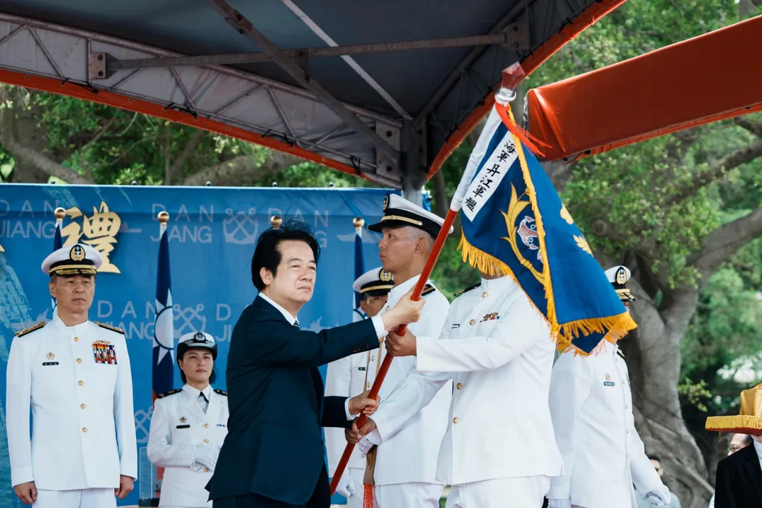 賴清德為丹江號巡邏艦授旗。(圖/總統府)