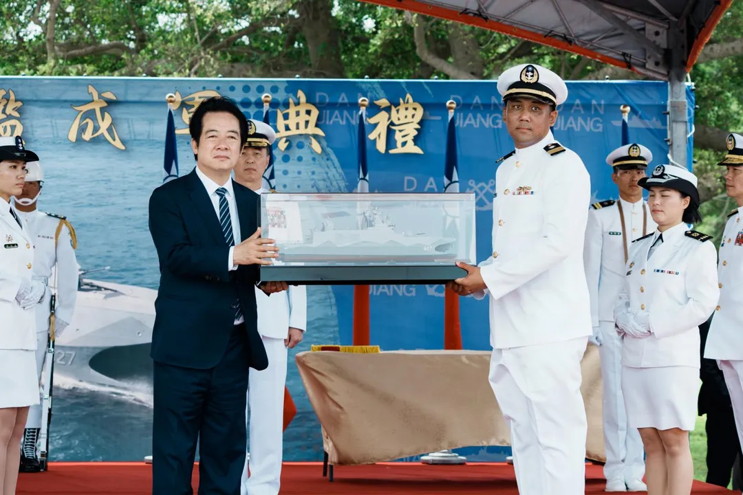 賴清德接受海軍呈獻丹江號模型。(圖/總統府)