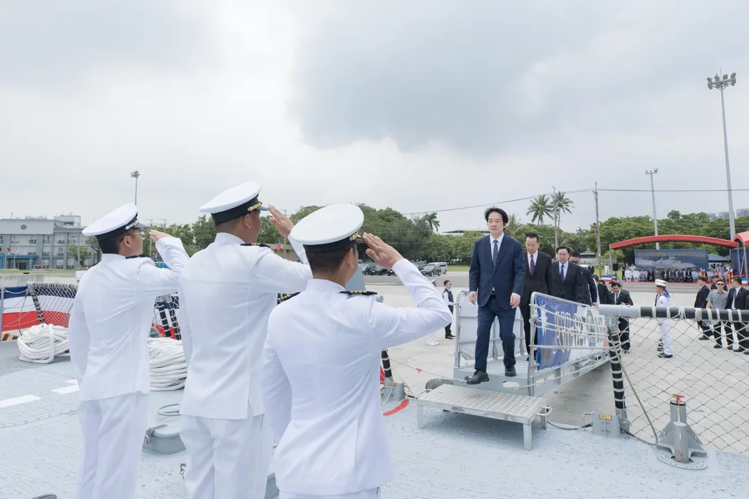 賴清德由艦艉登上丹江號視導。(圖/總統府)