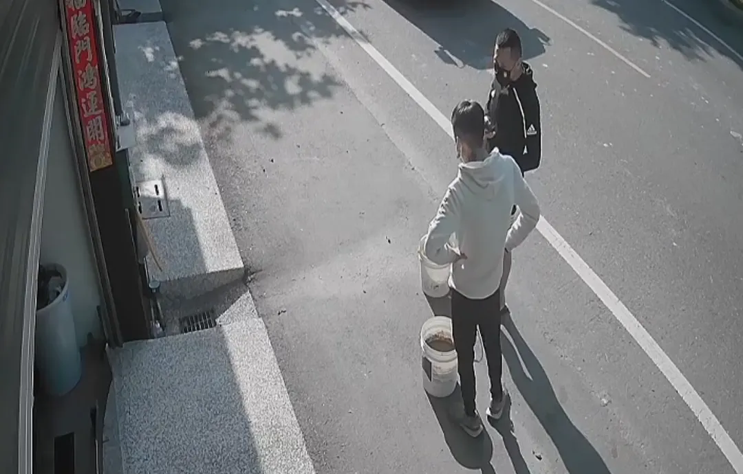 警方發現2名可疑男子於案發前就在現場附近徘徊，隨後持裝有豬糞的桶子朝林男住家潑灑，得手後迅速逃離現場。（圖／警方提供）