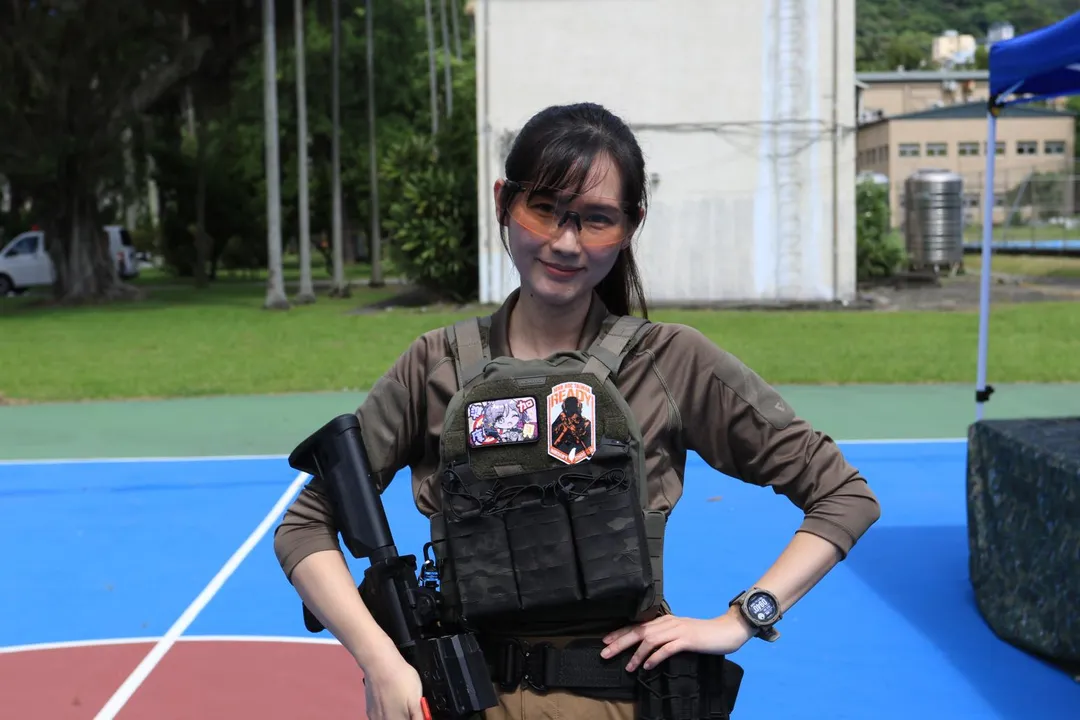 25日將參與「2026全國空氣軟槍競技射擊比賽－北區初賽」的生存遊戲女性玩家周貝珊。(圖/宋玉寧攝)