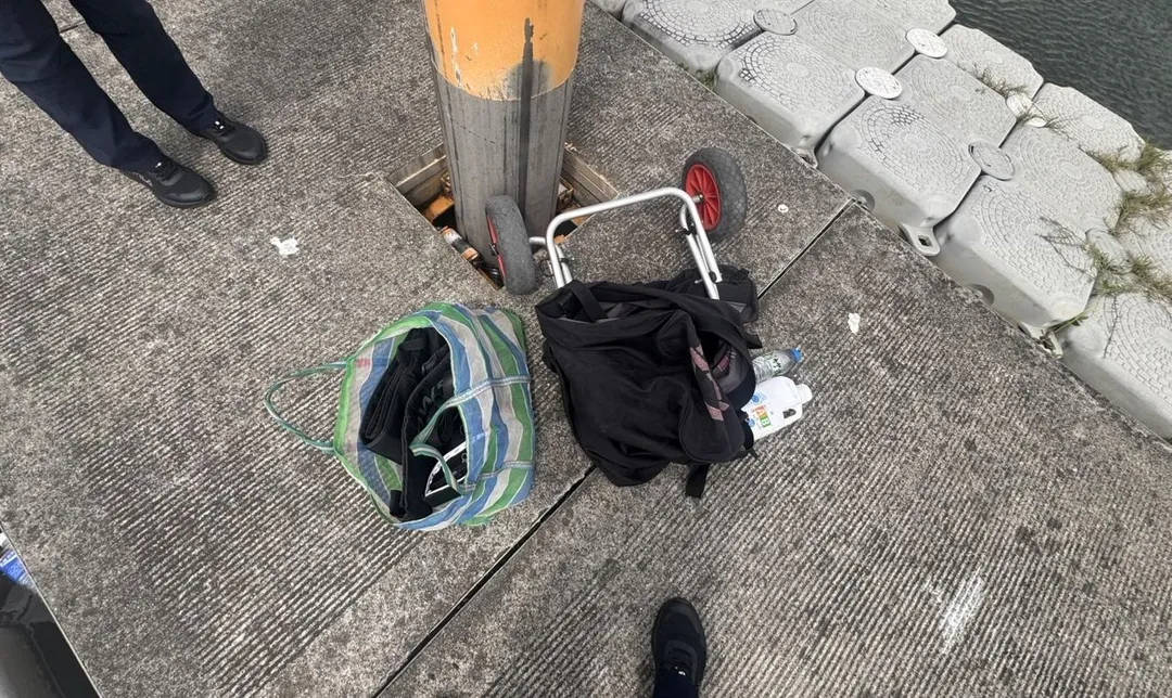 警方在岸邊找到死者個人物品。（圖／翻攝畫面）