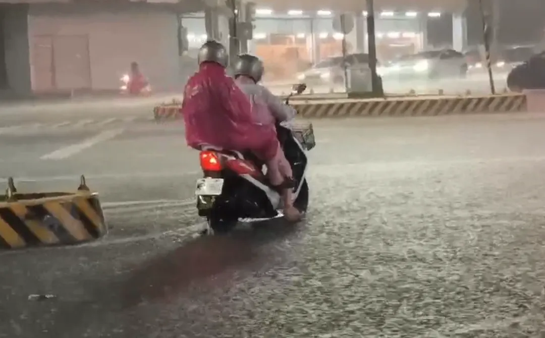 中央氣象署於晚間7點01分針對台東縣市發布大雷雨即時訊息。（圖／氣象署提供）