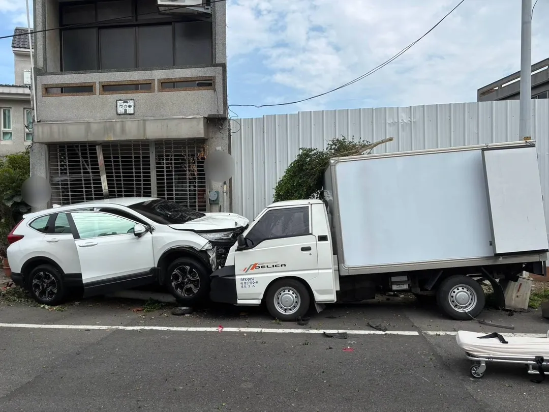 小客車失控向前衝撞，波及路旁停放的小貨車、民宅以及燈桿。（圖／中天新聞）